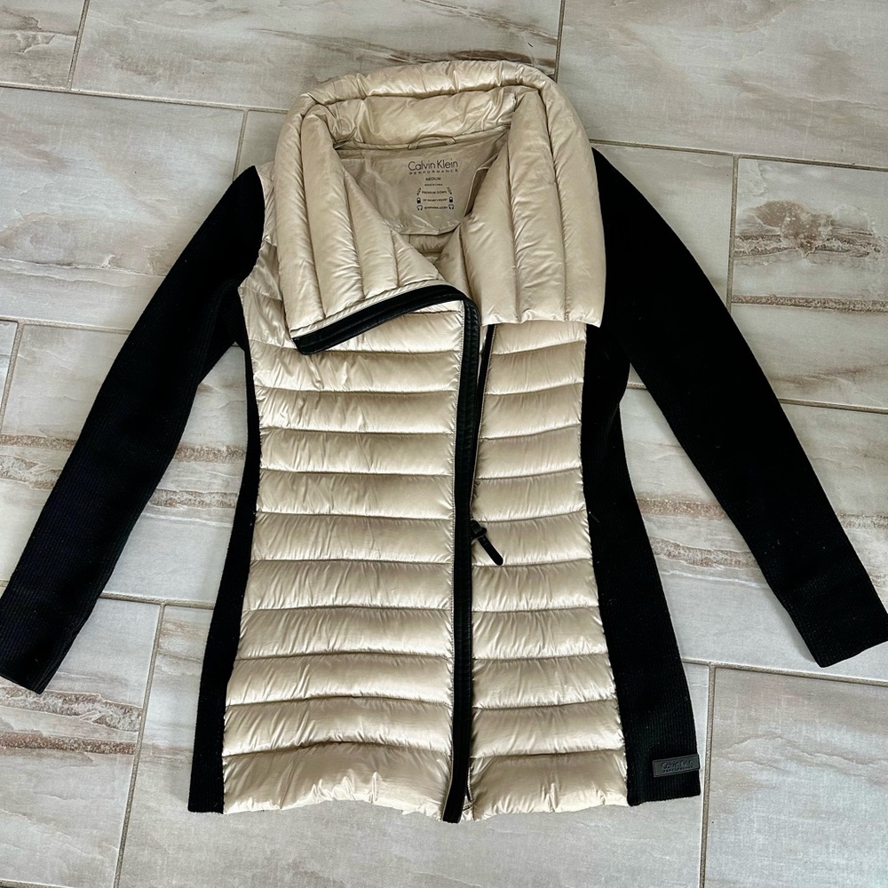 FIGURE SKIMMING! Sleek Calvin Klein Women's Two-Tone Puffer Jacket